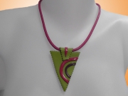 Collier ethnique vert anis-fuschia